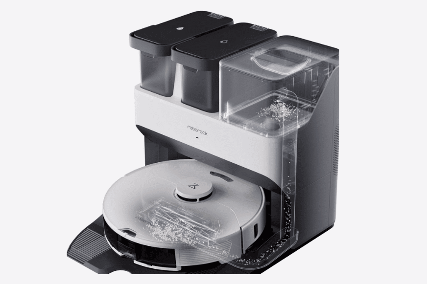 Показан процесс опорожнения мобильного пылесборника на ультрастанции Roborock S7 Pro.